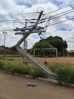 Poste partido ao meio deixa casas sem energia no Nova Campo Grande