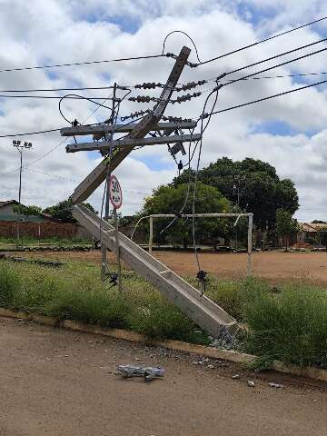 Poste partido ao meio deixa casas sem energia no Nova Campo Grande