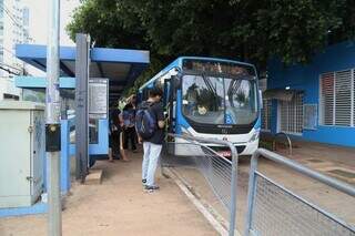 Buracos e picha&ccedil;&atilde;o evidenciam a passagem de v&acirc;ndalos em pontos de &ocirc;nibus 