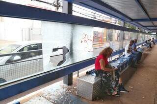 Buracos e picha&ccedil;&atilde;o evidenciam a passagem de v&acirc;ndalos em pontos de &ocirc;nibus 