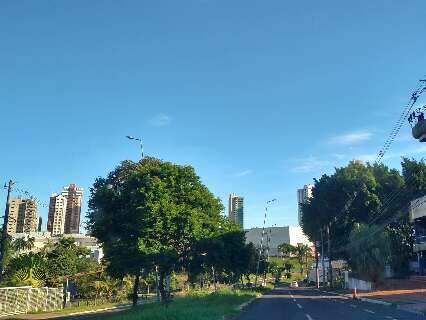 Domingo amanhece com c&eacute;u aberto, mas previs&atilde;o &eacute; de chuva e calor de 40&ordm;C 