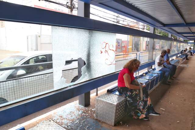 Buracos e picha&ccedil;&atilde;o evidenciam a passagem de v&acirc;ndalos em pontos de &ocirc;nibus 