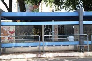 Buracos e picha&ccedil;&atilde;o evidenciam a passagem de v&acirc;ndalos em pontos de &ocirc;nibus 
