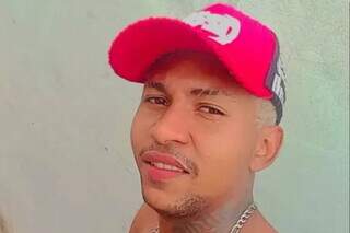 Jovem &eacute; baleado na varanda de casa e morre no hospital 