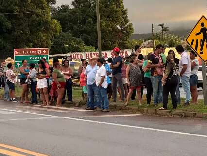 Moradores protestam em trecho da BR-163 onde crian&ccedil;a morreu atropelada