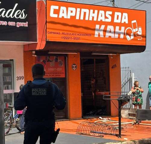 Pol&iacute;cia ouve cliente de loja e pai de rapaz que atirou na ex e na amiga dela