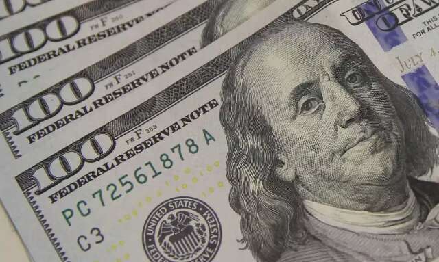 D&oacute;lar cai pelo 11&ordm; dia seguido e fecha sess&atilde;o cotado a R$ 5,81