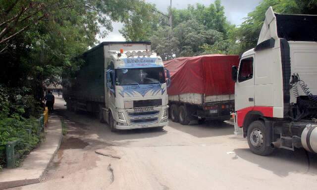 Ponte estreita e rodovia prec&aacute;ria: gargalos do transporte de cargas na fronteira