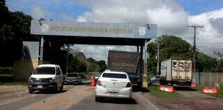 Ponte estreita e rodovia prec&aacute;ria: gargalos do transporte de cargas na fronteira