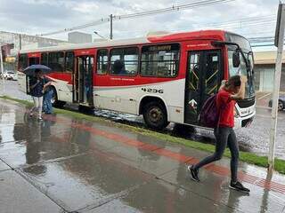 Segunda-feira come&ccedil;a com chuva em alguns bairros da Capital 