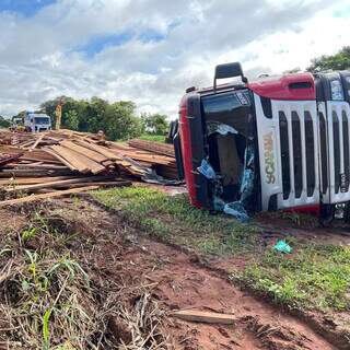 Carreta tomba em rodovia e carga de madeira bloqueia trecho da BR-163