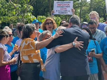 J&aacute; no 1&ordm; dia de trabalho na Alems, aposentados voltam a reclamar de descontos