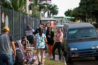 Para garantir pe&ccedil;as a R$ 5, popula&ccedil;&atilde;o passa a noite em fila de feir&atilde;o