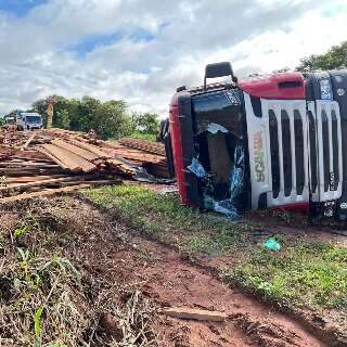 Carreta tomba em rodovia e carga de madeira bloqueia trecho da BR-163