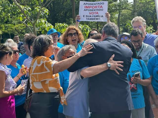 J&aacute; no 1&ordm; dia de trabalho na Alems, aposentados voltam a reclamar de descontos