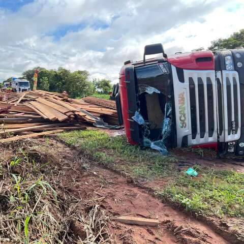 Carreta tomba em rodovia e carga de madeira bloqueia trecho da BR-163