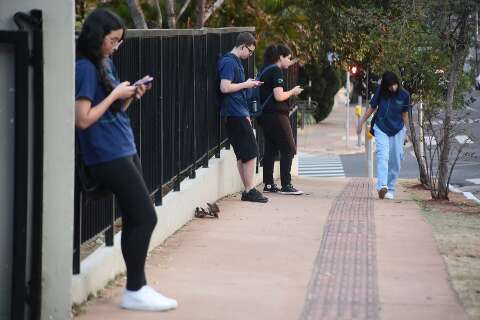 Guia para proibir celular nas escolas, resolu&ccedil;&atilde;o estadual ser&aacute; publicada amanh&atilde;