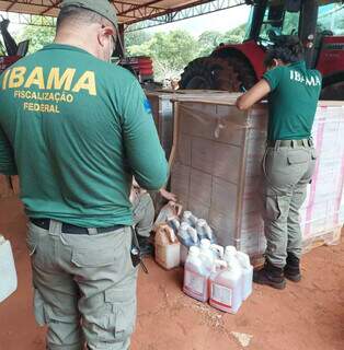 Agrot&oacute;xicos &agrave; solta, enterrados e vencidos geram multa de R$ 324 mil