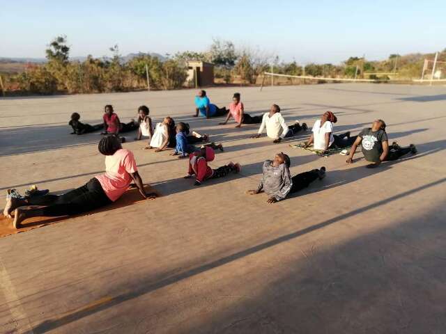 Professora de MS arrecada tapetes de yoga para dar aula a refugiados 