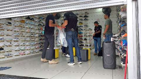 Suspeita de venda de sapatos falsificados leva pol&iacute;cia a fazer batida em lojas