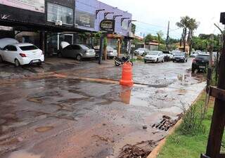 Obra em tubula&ccedil;&atilde;o transforma ruas do Taveir&oacute;polis em armadilha para motoristas