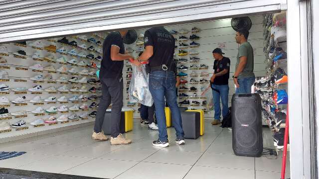 Pol&iacute;cia apreende 7,3 mil pares de sapatos falsificados e empres&aacute;rio vai preso 