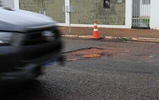 Obra em tubula&ccedil;&atilde;o transforma ruas do Taveir&oacute;polis em armadilha para motoristas