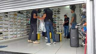 Pol&iacute;cia apreende 7,3 mil pares de sapatos falsificados e empres&aacute;rio vai preso