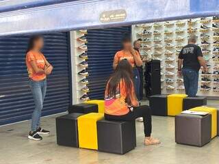 Pol&iacute;cia apreende 7,3 mil pares de sapatos falsificados e empres&aacute;rio vai preso