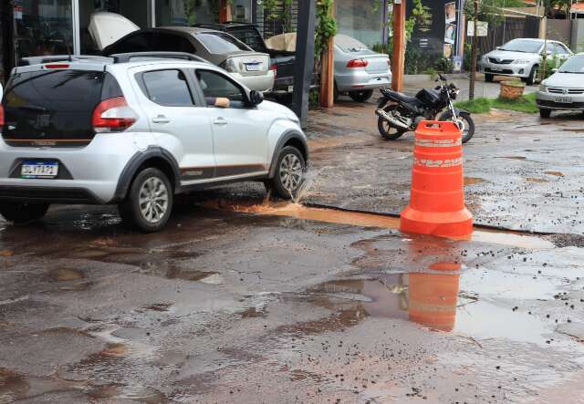 Obra em tubula&ccedil;&atilde;o transforma ruas do Taveir&oacute;polis em armadilha para motoristas