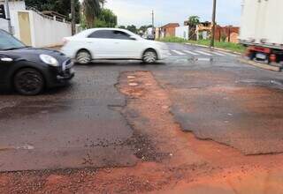 Obra em tubula&ccedil;&atilde;o transforma ruas do Taveir&oacute;polis em armadilha para motoristas