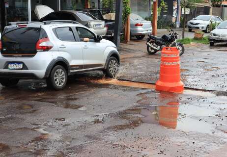 Obra em tubula&ccedil;&atilde;o transforma ruas do Taveir&oacute;polis em armadilha para motoristas