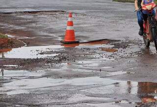 Obra em tubula&ccedil;&atilde;o transforma ruas do Taveir&oacute;polis em armadilha para motoristas