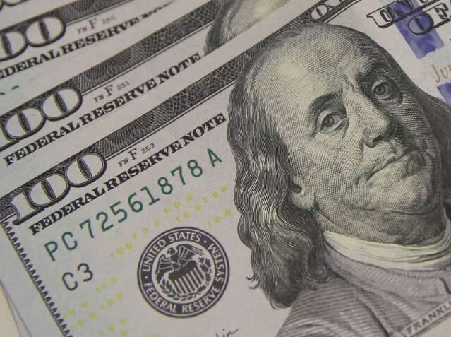 D&oacute;lar quebra 12 quedas consecutivas e fecha em R$ 5,79