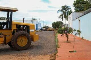 Empres&aacute;rio faz vaquinha para pavimentar rua no Jardim Noroeste