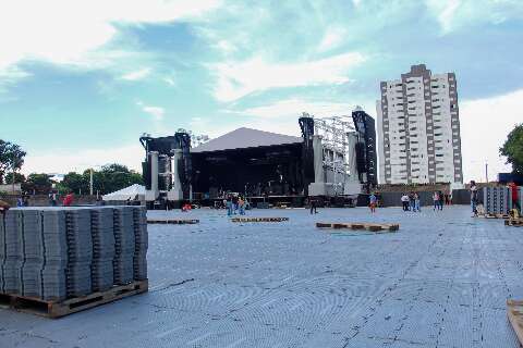 Estrutura gigantesca &eacute; montada para receber show de Gusttavo Lima 