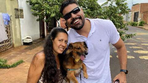 Sete anos ap&oacute;s resgate, cachorro Favela reencontra sua salvadora