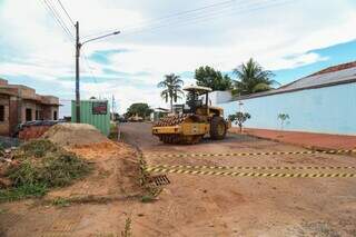 Empres&aacute;rio faz vaquinha para pavimentar rua no Jardim Noroeste