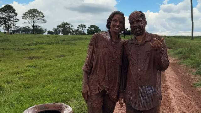 Ana Castela faz doa&ccedil;&otilde;es em Sete Quedas e curte lama em fazenda