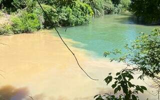 Fazenda &eacute; multada em R$ 100 mil por lama que sujou o Rio Verde