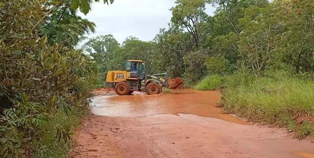 Ap&oacute;s alagamento e protesto de moradores, Rua Sereia passa por cascalhamento