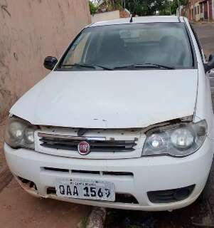 Moradora pede ajuda para localizar dono de carro abandonado na Vila Nhanh&aacute;