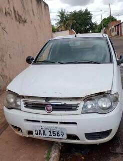 Moradora tenta achar dono de carro abandonado e depenado na Nhanh&aacute;