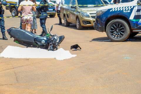 Motociclista morre ao bater em carro no Santa Em&iacute;lia