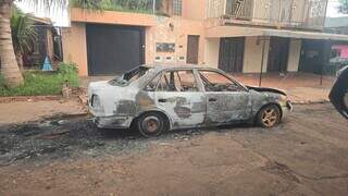 Carro pega fogo enquanto homem dormia dentro e fica destru&iacute;do