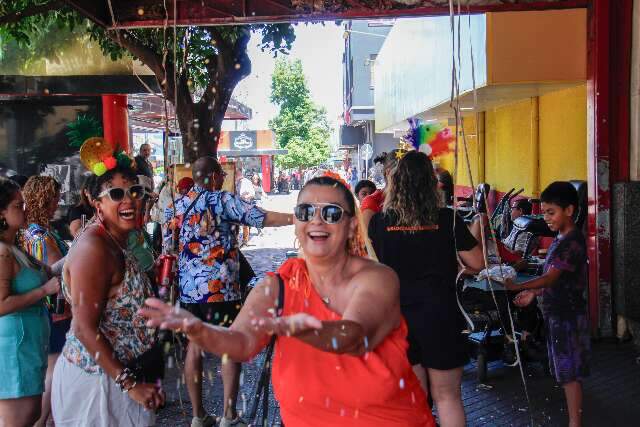 Blocos levam brilho para o Bar do Z&eacute; e lan&ccedil;am o Carnaval de rua