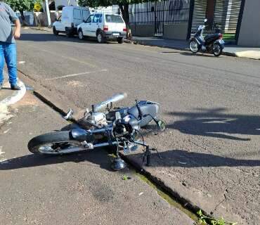 Rapaz perde controle da dire&ccedil;&atilde;o e morre ap&oacute;s bater moto em &aacute;rvore