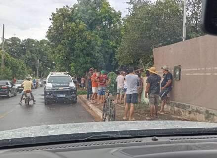 Homem &eacute; encontrado morto ensanguentado dentro de casa