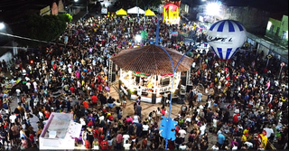 Ber&ccedil;o do Carnaval, a pequena Lad&aacute;rio antecipa sua folia ao lado de Corumb&aacute;