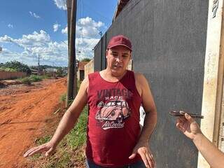 &quot;Abandonados&quot;, dizem moradores sobre cratera aberta em local de obra inacabada